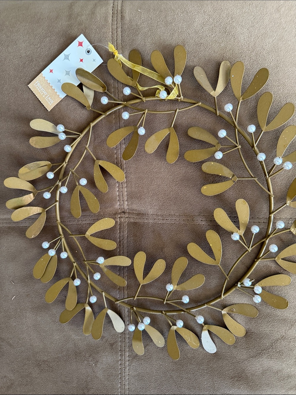 Gold Mistletoe Metal Wreath with Pearlescent Berries card/photo holder